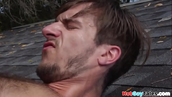 Fondo rosso senza preservativo da un atleta muscoloso fino a spruzzare sperma