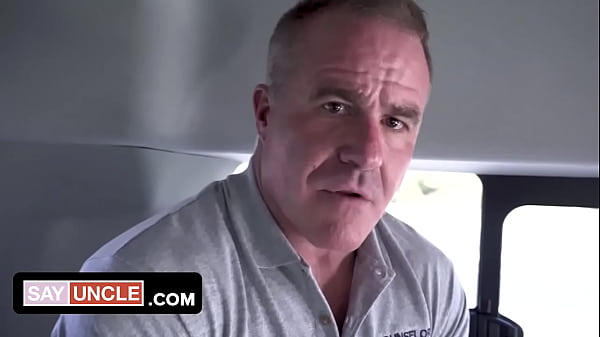 Muscle Hunk đưa thanh niên vào xe cứu hộ và cho anh ta một không gian an toàn để chia sẻ những tưởng tượng của mình