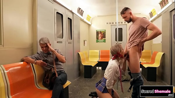 Seios pequenos trans Emma Rose cara barebacks