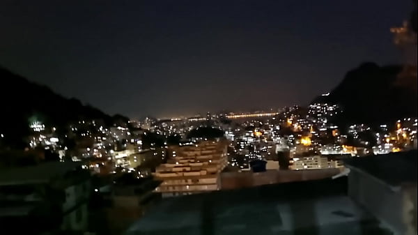 Un homme gay en forme mange la chatte d'une brune