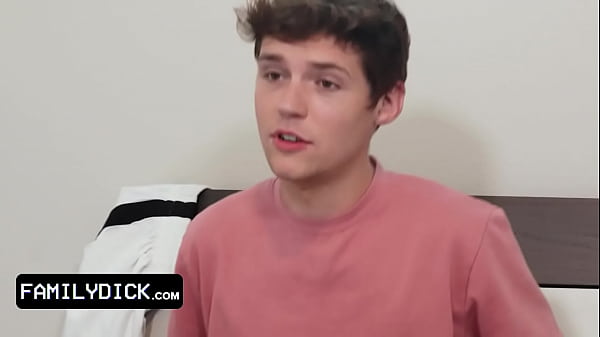 Un ragazzino innocente si fa sculacciare il sedere rotondo perfetto per i suoi brutti voti dal suo severo patrigno