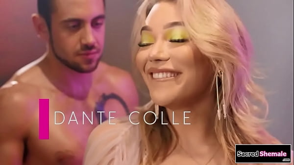 Seios pequenos travesti Emma Rose sem sela