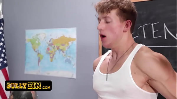 Bully Him - Un type ringard reste coincé en détention avec son intimidateur et devient son jouet sexuel obéissant