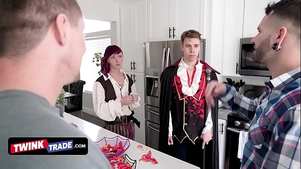 Twink Trade – Heiße und geile Stiefväter ziehen Kostüme an und überraschen ihre Teenie-Twinks auf der Couch