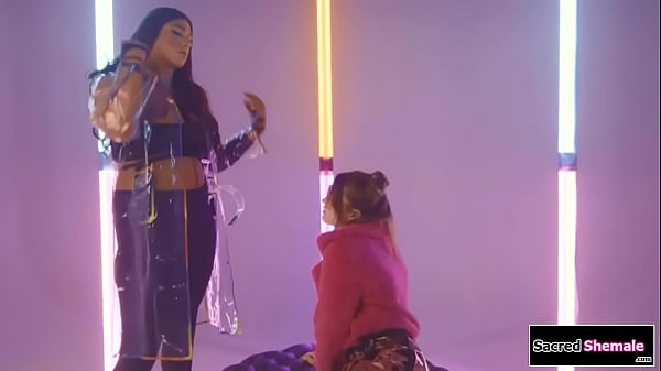 Peituda trans Aspen Brooks jantes e barebacks tgirl Asia Belle