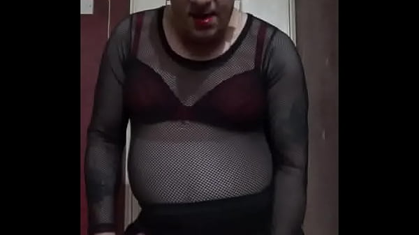 Der bisexuelle Crossdressing-Schwule Mark Wright möchte, dass zwei Kerle ihn gleichzeitig in den Arsch ficken, während er mit seinem Schwanz spielt und sich selbst zum Abspritzen bringt