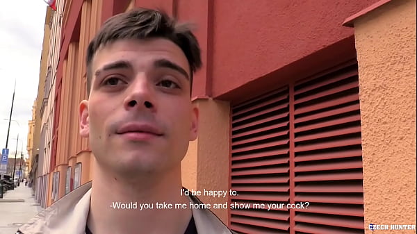 Un mec hétéro accepte de se faire baiser brutalement dans le cul et prend de l'argent dont il a désespérément besoin - BigStr