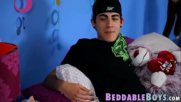 I giovani dilettanti gay Damien Telrue e Rad Matthews si riproducono in modo anale