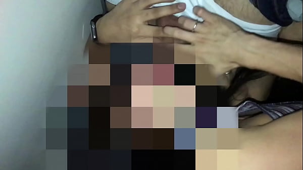 Chubby fickt verheiratete Frau in der Schaukelhütte, während der Hahnrei filmt