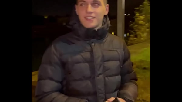 Minet en détresse donne son cul à un méchant garçon