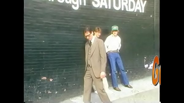 Der Kakpipe-Kosmonaut hat ein junges blondes Gänseblümchen aufgegriffen und ihn überredet, an einem öffentlichen Ort der Bequemlichkeit eine Haarpastete zu essen