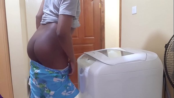 Esclava sexual iraní limpiando la casa