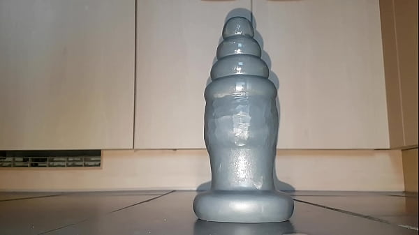 我用一个巨大的肛塞操自己（第 1 部分）