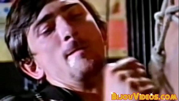 顺从的帅哥在复古三人行中接受口交