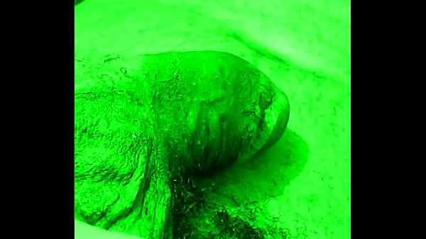 Stiefbruder beim Masturbieren im Dunkeln erwischt (1)