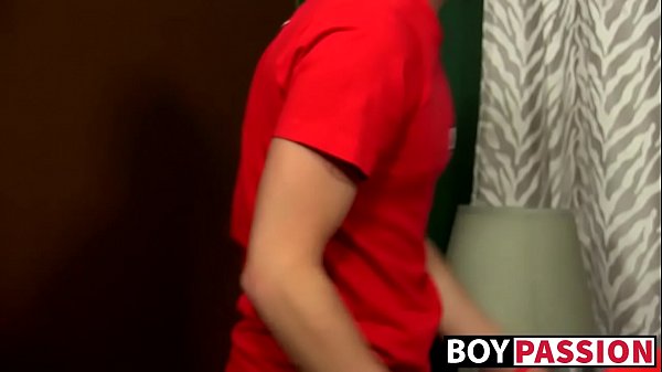 Twink tatuato forato a pelo dal suo amico del cazzo