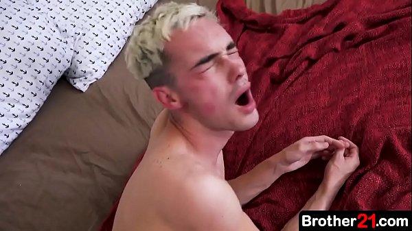 Le demi-frère plus âgé punit le vilain garçon pour son mauvais comportement, baissant le short du garçon et lui giflant le cul serré