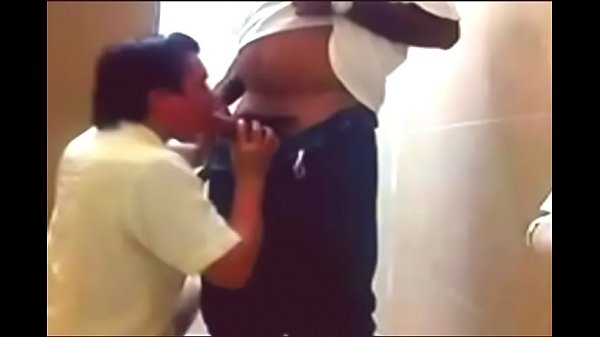 MAMADA A NEGRO GORDO EN BAÑO PÚBLICO