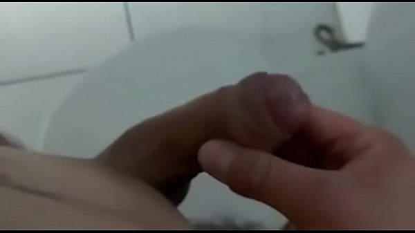 joven caliente va al baño a extraerse leche