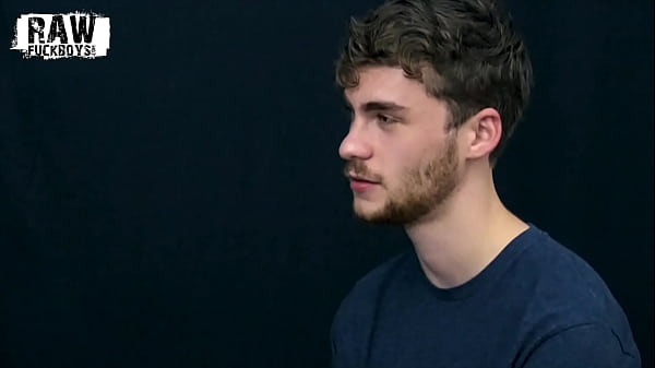 RawFuckBoys – Schnuckel mit verbundenen Augen wird von Adonis mit großem Schwanz gefickt