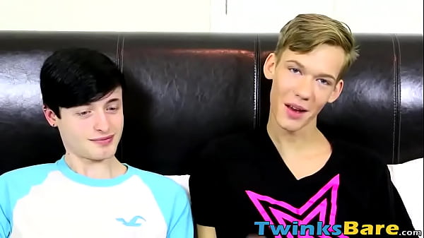 年轻男同的紧洞被无鞍性交并承受惊人的负荷