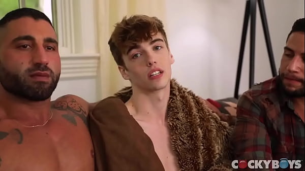 Deux arabes baisent un minet blanc