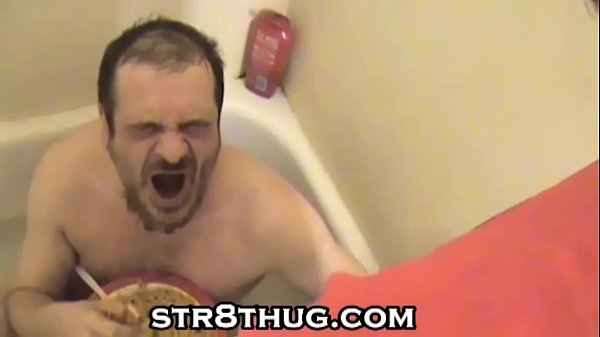 Pisse Wir lieben Schwein Teil 2 Schwuchteln Schwanz wird hart, wenn er weiß, dass ich ihm in den Mund pisse oder meine Arschpisse esse