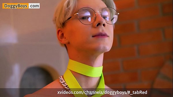 Karol Gajda, un adolescent, avec une petite balle vibrante