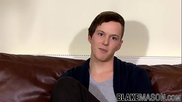 Il ragazzo amatoriale britannico Alex C si accarezza il cazzo da solo durante l'intervista
