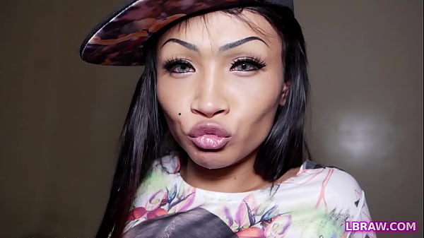 Der thailändische Ladyboy Bewty wurde ohne Sattel in den Arsch gefickt