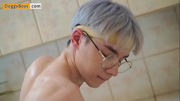 Hora do banho de Karol Gajda e rsquo_s com brincadeira de bunda e masturbação