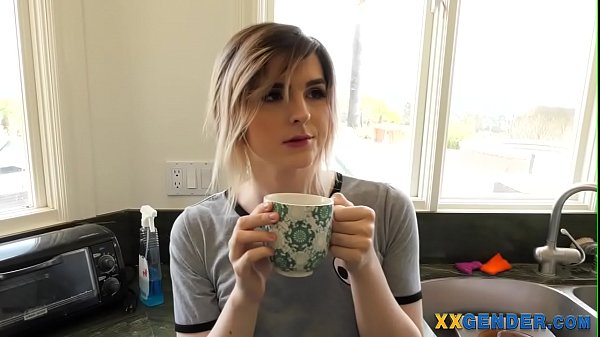 Rubia trans recibe semen en la boca y la cara