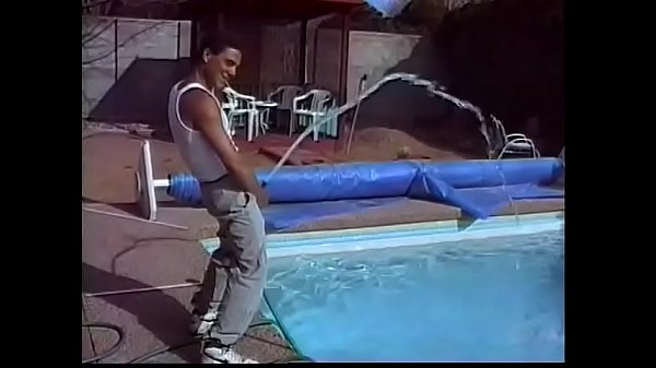 Al juguetón Brian Strong le gusta jugar con una manguera de agua mientras llena la piscina antes de convertirse en un hombre calvo.