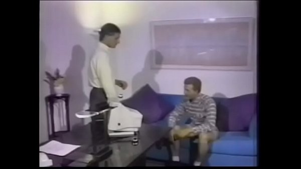 Robert Bruce braucht einen Poolspezialisten und der hübsche blonde Casey O'Brian kam wegen eines Vorstellungsgesprächs in sein Büro