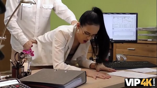 VIP4K. La ragazza ha bisogno di strumenti musicali e decide di scopare in prestito