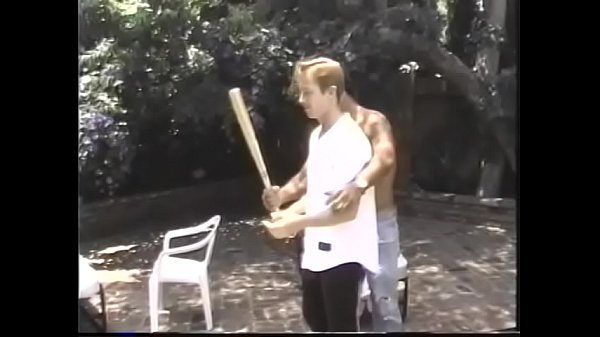 Der erfahrene Pitcher Tad Ramsey, der Spitzensport betreibt, erklärt seinem Freund Jason Broderick, wie man Curveballs schlägt