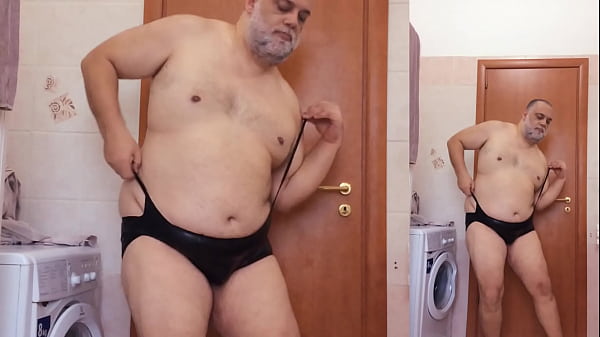 Ein winziges, enges Wrestling-Unterhemd anziehen, LOL