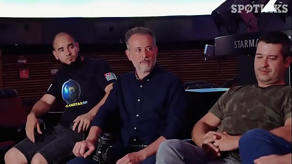 Tres terraplanistas reciben una paliza de un científico.