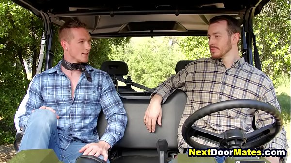 Hot agricoltori gay scopano all'aperto senza preservativo