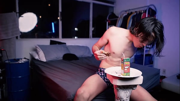 ASMR लड़का नहाने के बाद शॉर्ट्स में पिज़्ज़ा खा रहा है