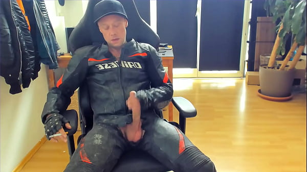 Paja y corrida en cuero de motociclista sucio mientras fuma