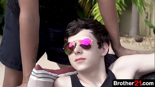 जब लड़का अपने सौतेले भाई को पूल के किनारे आराम करते हुए पाता है, तो वह उसके साथ शामिल होने का फैसला करता है और उससे मालिश करने के लिए कहता है