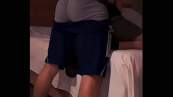 Vecino atlético y guapo bien armado me folla a escondidas después de unas copas en su casa