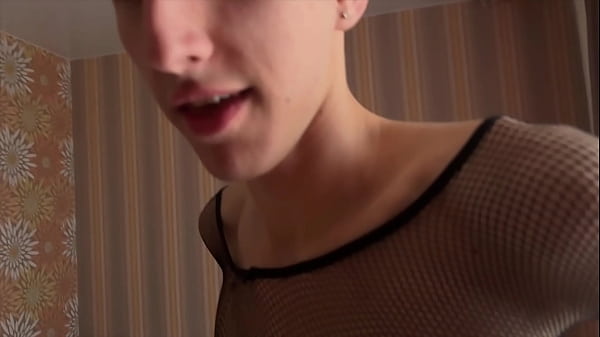 Follando a un chico temprano en la mañana después de la discoteca, como una guarra guarra con dos pollas en su estrecho ojete