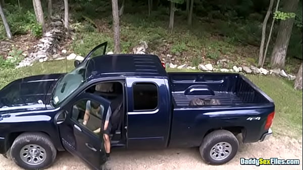 डैडीसेक्सफ़ाइलें: कोनर हबीब घुटनों के बल बैठ जाता है और अपने सौतेले पिता एलन सिल्वर का शिरापरक लंड चूसता है