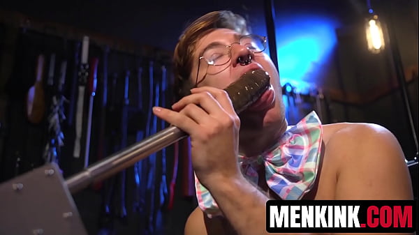 Ari é um coelhinho da Páscoa ruim. Ele decide saciar sua fome de ser fodido. Ele coloca pinças de trevo nos mamilos e posiciona a porra da máquina