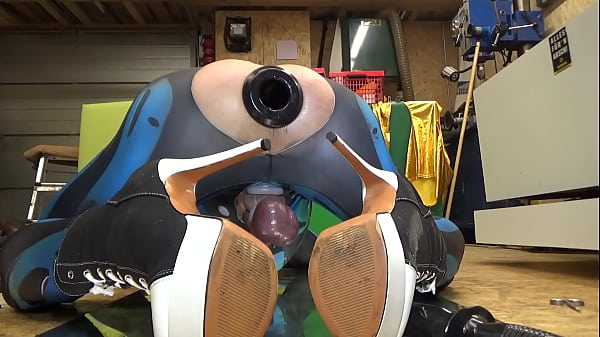 Extremeslut66 scoreggia attraverso un tunnel plug mentre si infila un lungo dildo nel culo