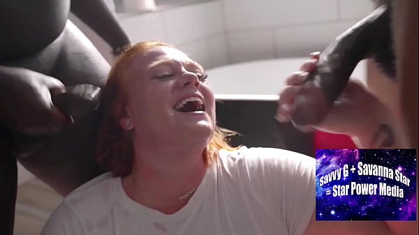 Blowbang in bagno con la voluttuosa rossa Julie Ginger