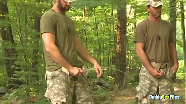 डैडीसेक्सफाइल्स: कैंप में पेशाब करते हुए पकड़े जाने के बाद जो पार्कर और सीजे पार्कर ने कॉनर हबीब की गांड मारी