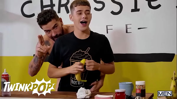 TWINKPOP - 双胞胎乔伊·米尔斯用鲜奶油和糖粉为克里斯该死的鸡巴装扮成美味小吃